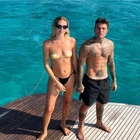 Fedez e Chiara Ferragni, il topless che sfida la censura di Instagram con le stelline «Tettine»: boom di like