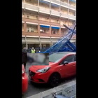 Torino, gru crolla su un palazzo: il video choc. Urla e lacrime dei soccorritori: «Non puoi morire...»