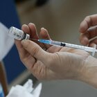 Vaccino, l’allarme del Lazio: «Le dosi arrivano a rilento». Scontro con il ministero