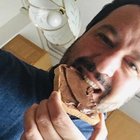 Salvini e il selfie al risveglio: «Il mio Santo Stefano comincia con pane e Nutella, il vostro?»