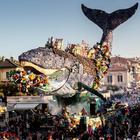 Un'enorme balena soffocata dalla plastica: al Carnevale di Viareggio sfila anche Greenpeace