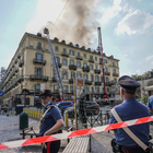 Torino, incendio a Porta Nuova: brucia palazzo, 5 feriti e 60 evacuati. Il fuoco riprende vigore