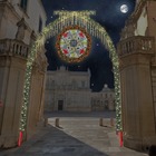 Albero di Natale, addobbi e lucine, ma in piazza Duomo "sparisce" l'arco di ghirlande