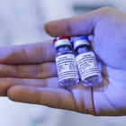 Coronavirus, il vaccino russo «protegge per due anni». Ma un medico si dimette per protesta