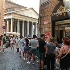 Roma, tornano i turisti e gli albergatori rilanciano: «Riapriamo 300 hotel»