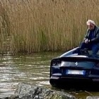 Dimentica la Ferrari in folle: il bolide finisce dentro al lago