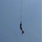 Bunjee jumping da incubo: la corda si spezza durante il salto, ma lui sopravvive. «Risarcimento da 270 euro»