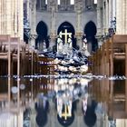 Notre Dame, crollata la volta della navata centrale: le prime immagini dall'interno