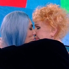 Ornella Vanoni, il bacio a Loredana Bertè: «Sono più pazza di te»