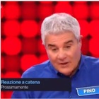 Pino Insegno torna in tv con Reazione a Catena: «Il conduttore? Lo so fare». Lo spot fa infuriare il web: «Cambio canale»