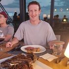 Il nuovo business di Mark Zuckerberg? Bovini allevati con la birra: «Sarà la migliore carne al mondo»