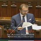Il ministro: «Nessuna liberalizzazione delle armi» Video