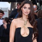 La modella iraniana a Cannes con un cappio al seno: l'abito diventa un caso. Esplode la polemica social