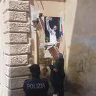 Roma, rimosso il murale di Salvini: l'intervento della polizia
