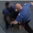 Carabiniere dà un calcio in faccia a un giovane immobilizzato a terra: nuovo video choc dopo il caso di Milano. L'Arma: «Trasferimento immediato»