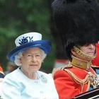 Regina Elisabetta in vacanza, l'inquietante oggetto in valigia: non se ne separa mai