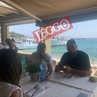 Gigio Donnarumma e Alessio Romagnoli, i calciatori del Milan a Tavolara pranzano nel ristorante con vista da sogno LE FOTO ESCLUSIVE