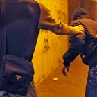 Firenze, armati di tirapugni aggrediscono tre ragazzi in strada: fermati due minorenni