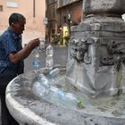 Roma, bottiglie per i turisti riempite con l'acqua delle fontane a 2 euro (Foto di Rino Barillari)