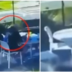 Agguato al bar in pieno giorno, gangster ucciso con dieci colpi di pistola: il video choc delle telecamere di sicurezza