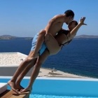 In bilico sul trampolino, la foto di fidanzamento dell'influencer finisce male: «Cosa può andare storto?», poi la caduta