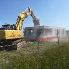 Casa abusiva a Porto Cesareo, arrivano le ruspe della Procura e l'abbattono Casa abusiva a Porto Cesareo, arrivano le ruspe della Procura e l'abbattono