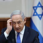 Israele, Netanyahu rinuncia all'immunità parlamentare: via al processo per corruzione e frode