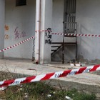 Taranto, papà lancia la figlia di 6 anni dal balcone e accoltella il fratellino: la bimba è gravissima
