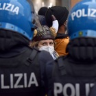 Il movimento IoApro in piazza, scontri in centro a Roma. I ristoratori gridano: «Dignità»