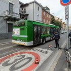 Investito da un bus di linea a Milano: morto un ragazzo di 25 anni. Stava attraversando sulle strisce