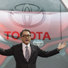 Akio Toyota avverte: business elettrico troppo rapido. «Con più EV aumentano emissioni CO2»
