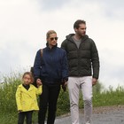 Michelle Hunziker, Tomaso Trussardi e la figlia Sole in montagna a San Cassiano (Olycom)