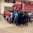 Cina, due ragazzi litigano durante una partita di basket: scatta la maxi rissa con 50 studenti davanti a scuola