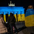 A Berlino e Parigi monumenti illuminati con i colori della bandiera ucraina. E a Roma? Buio pesto