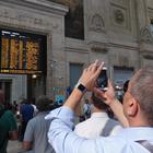 Caos treni, a Milano turisti nel panico in stazione: lunghe code ai banchi di informazione