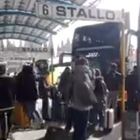 Coronavirus, assalto ai bus a Roma: tutti in fuga verso il Sud ma nessuno fa i controlli