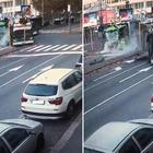 Incidente tra filobus e camion rifiuti a Milano: morta la donna coinvolta. Il mezzo Atm è passato col rosso