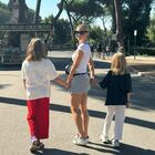Michelle Hunziker a passeggio con le figlie al parco: «Cosa ci fa a Roma?»