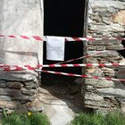Ragazza morta ad Aosta, si indaga per omicidio: «Ferita profonda al collo». Dal furgone rosso all'uomo con lei: il giallo