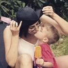 Elisa Isoardi, critiche per una foto su Instagram: «I bambini non si baciano sulla bocca»