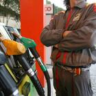 Tetto al prezzo della benzina, dove è stato già fatto? Croazia e Slovenia bloccano gli aumenti. In Italia costo medio inferiore a Francia, Spagna e Uk