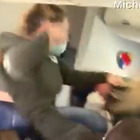 Passeggera prende a pugni una hostess e le rompe tre denti, il video choc in aereo