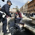 Roma, vandali alla Barcaccia, l'annuncio di Sangiuliano: «Il governo parte civile nei processi, chi imbratta dovrà pagare i danni»