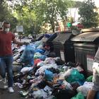 Roma, salto tra i rifiuti: una strada chiusa per discarica
