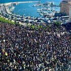 Bari, in 10mila in piazza per sostenere il sindaco Antonio Decaro: «Giù le mani dalla città, non ci facciamo ricattare da nessuno».