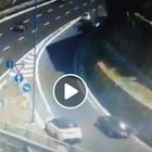 Follia in tangenziale a Napoli, auto fa inversione a U e sfiora lo schianto