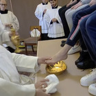 Papa Francesco lava e bacia i piedi a dodici detenute 