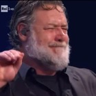 Sanremo, Russell Crowe deride John Travolta all'Ariston. Il gesto delle papere con le mani e il labiale: «Ma che ca***»