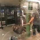 Orrore in metro a New York, uomo picchia una donna con 50 bastonate, calci e pugni: il video choc