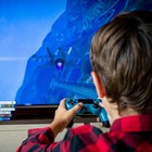 Papà costringe il figlio a giocare per 17 ore ai videogiochi senza dormire: la punizione per aver disobbedito
